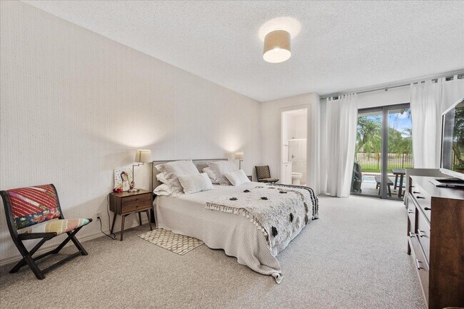 Building Photo - 2585 Sheltingham Dr