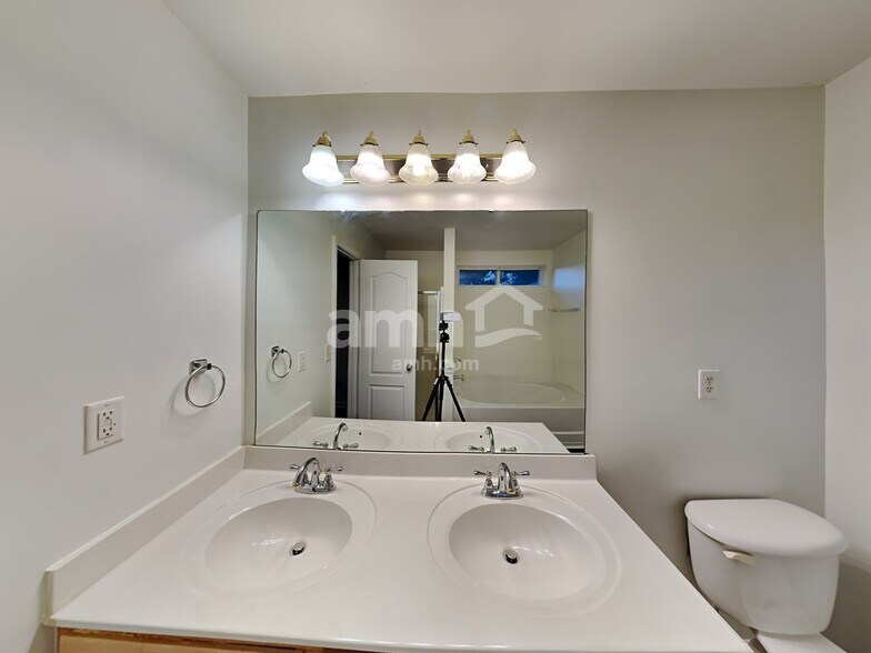 Building Photo - 14617 Karen Graham Ct