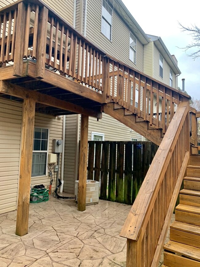 Building Photo - Spacious 3 Level 3 Bedroom Townhouse