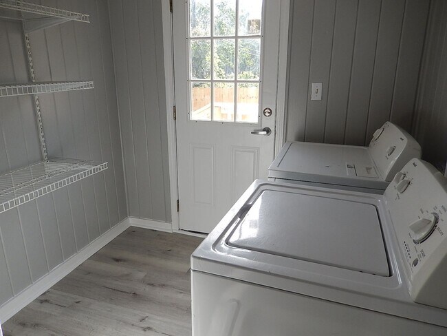 Building Photo - Recently RENOVATED 3/2 w/ Stainless Steel Appliances, Plank Vinyl Throughout, Washer/Dryer, & Lar...