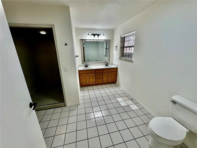 Building Photo - 1242 SW Elm Tree Rd