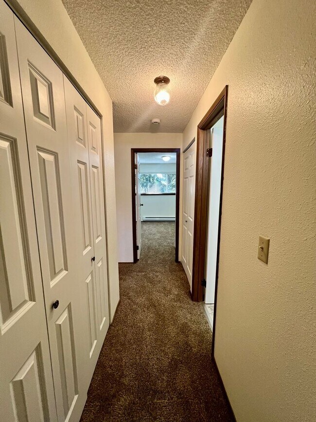 Building Photo - Updated Duplex (Unit A) - Water included!