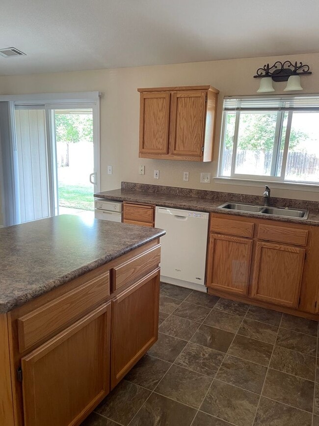 Building Photo - 4 BED 2 BATH LOCATED IN THE RAVENWOOD SUBDIVISION