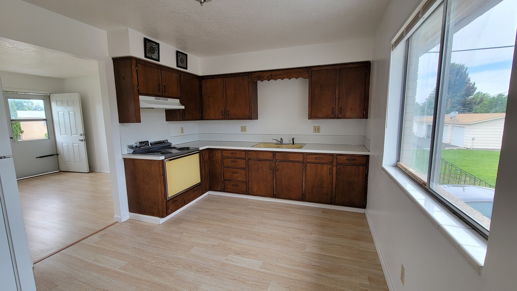 Building Photo - 1660 Grandview Dr