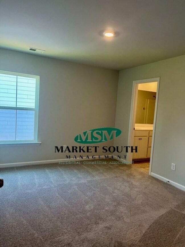 Building Photo - 114 Binscombe Ln