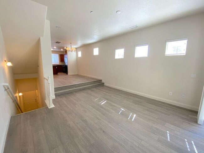 Building Photo - Luxury Townhouse 2 Master Suites - North M...