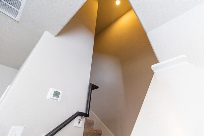 Building Photo - 2221 Middle Rdg Dr