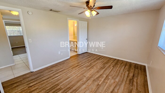 Building Photo - 6135 Seabreeze Dr