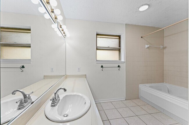 Building Photo - 11914 Meadowtrail Ln