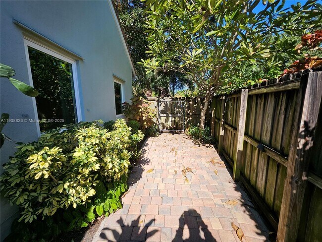 Building Photo - 2016 NE 26th Dr