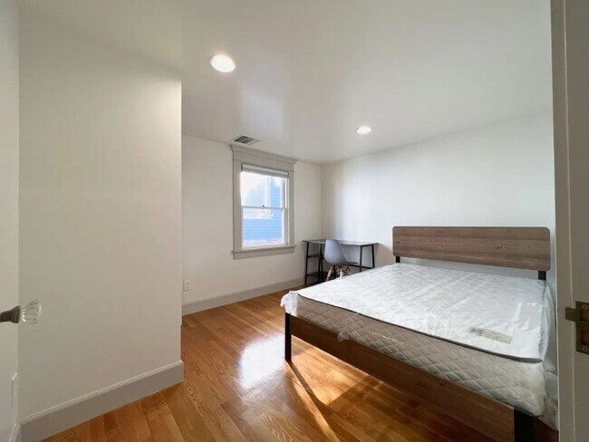 Building Photo - 929 W 23rd St