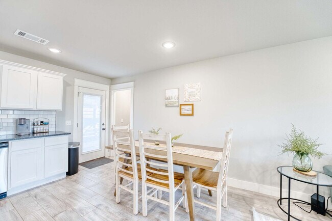 Building Photo - 214 NW L St