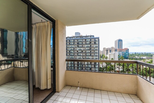 Building Photo - Aloha Towers - 2 bedroom, 2 bath corner unit with 1 covered parking stall