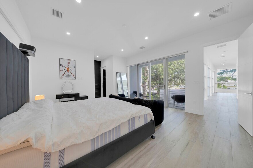 Building Photo - 5720 Coral Way