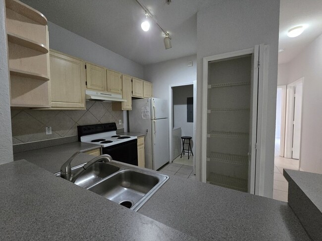 Building Photo - Great 2 Bed 1 Bath Ground floor condo in L...