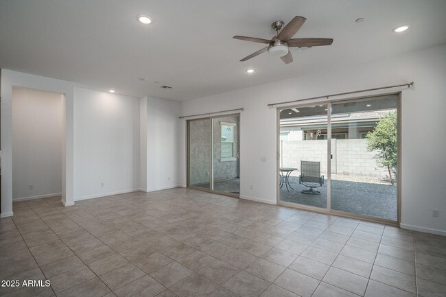 Building Photo - 14084 W Desert Flower Dr