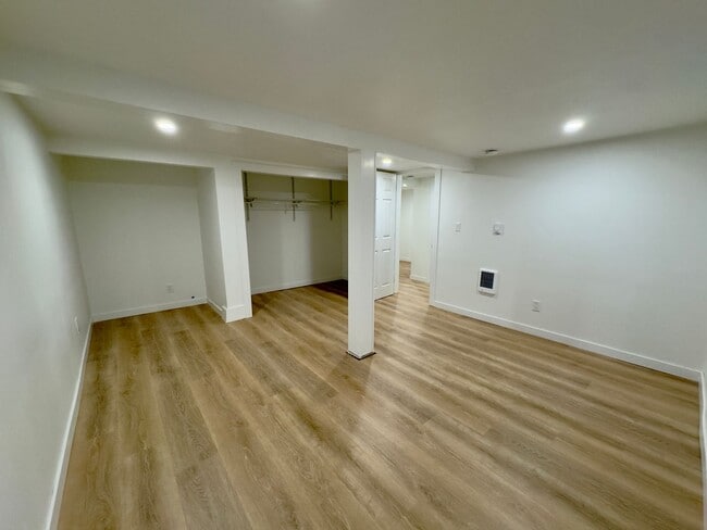 Building Photo - 1bd/1ba Seattle Triplex