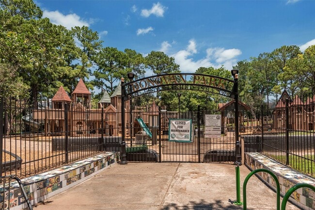 Building Photo - 212 W 6th St