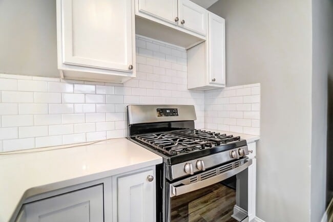 Building Photo - 2 Bedroom, 1 Bathroom with Large Backyard!