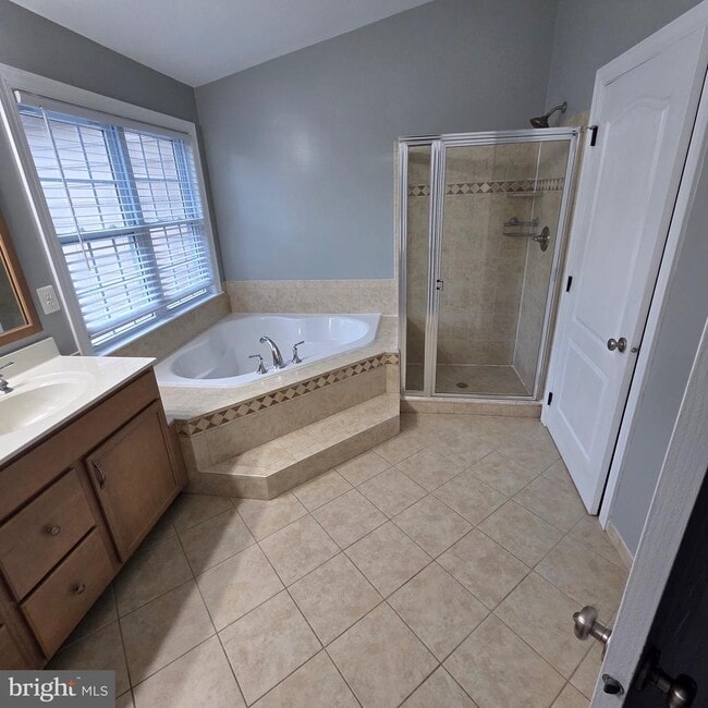 Building Photo - 4121 Chariot Way