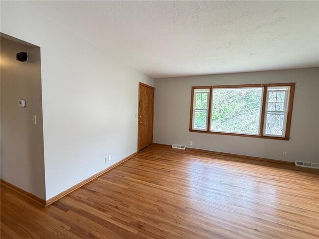 Building Photo - 421 W 74th St