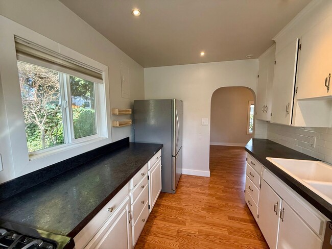 Building Photo - North Queen Anne Home