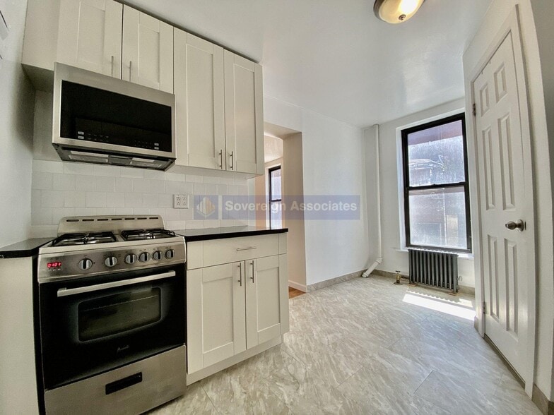 Building Photo - 401 E 68th St