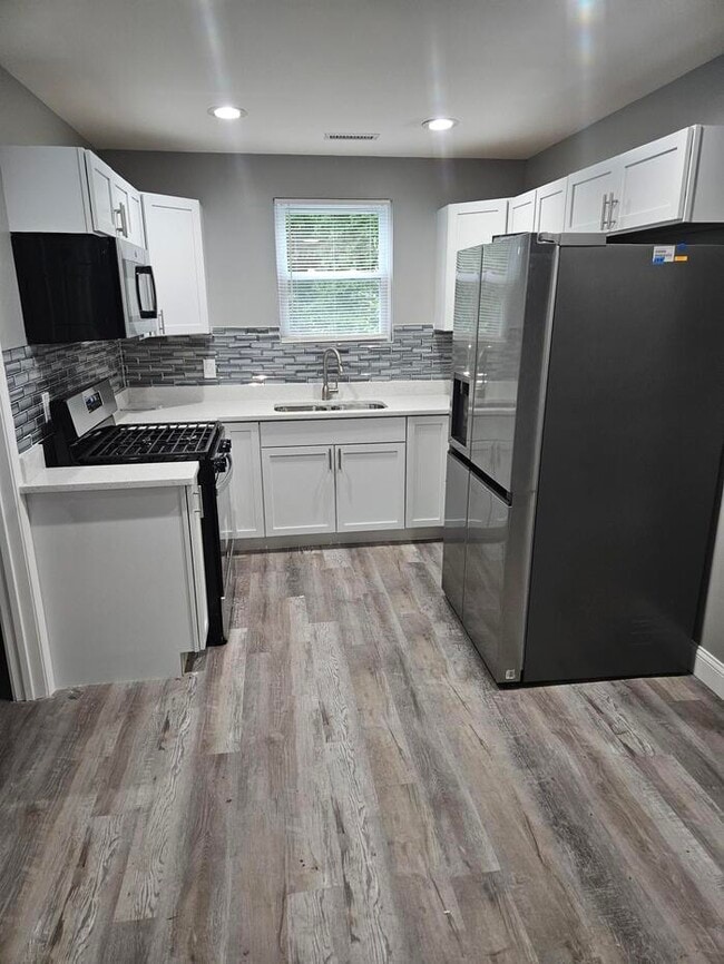 Building Photo - Beautifully rehabbed home