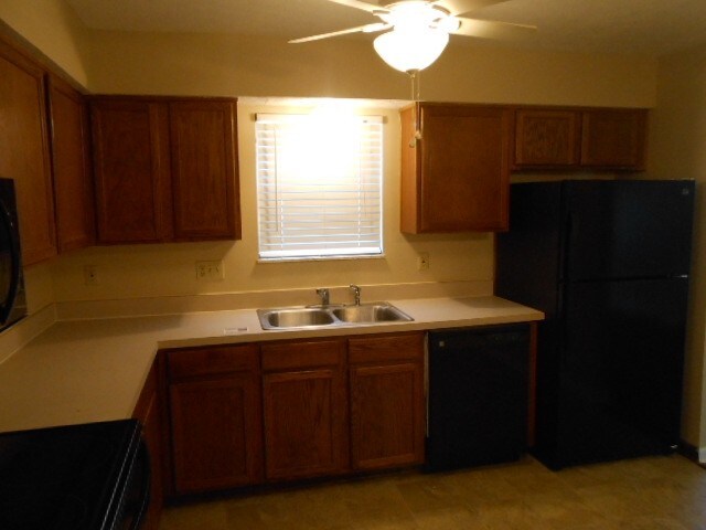 Building Photo - 12400 Bentwood Farms Dr