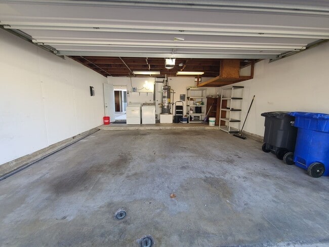 Building Photo - Spacious Two story 3 bed 2.5 baths + 2 car garage in great school district.