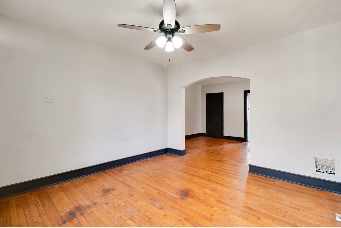 Building Photo - 4916 Winona Ave