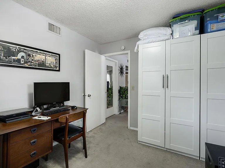 Building Photo - 1009 NE Lowry Ave