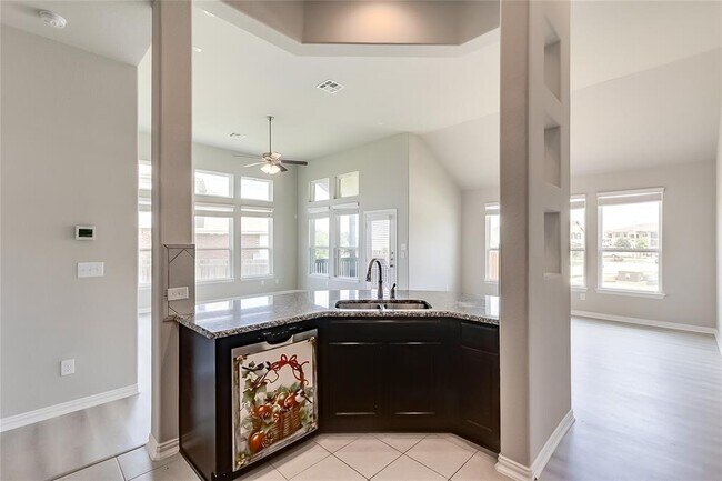 Building Photo - 505 Palmilla St