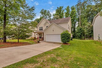 Building Photo - 3BR/2.5BA home for rent 7 miles from uptown with access to the greenway at the end of the street.