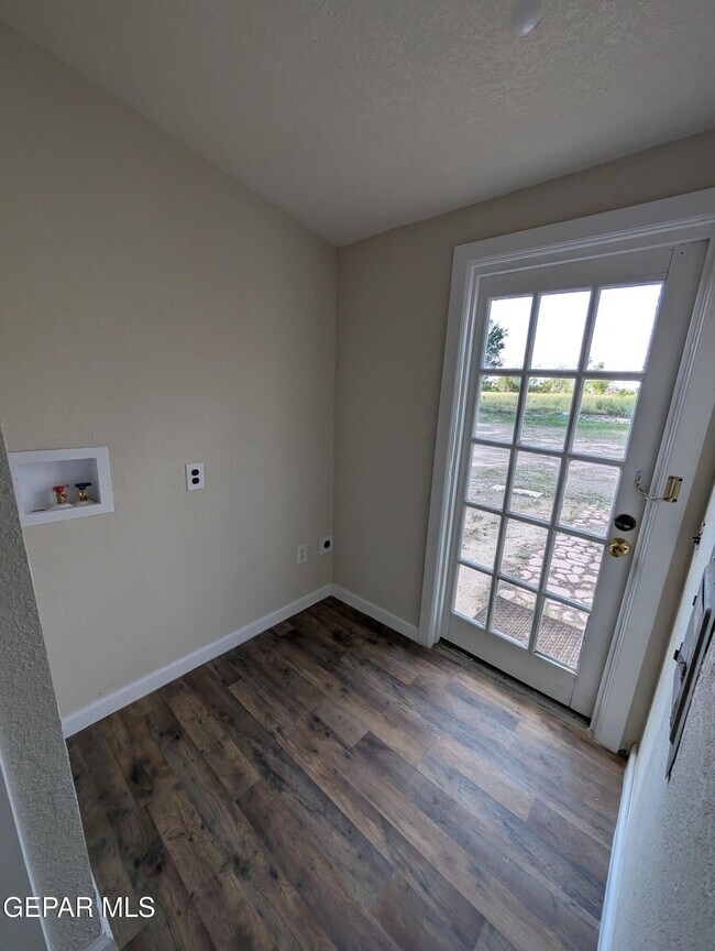 Building Photo - 13821 Villalobos Rd