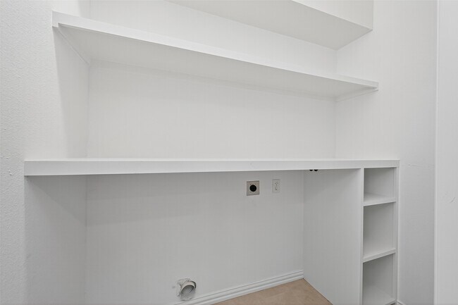 Building Photo - 10594 Rustling Oaks Dr