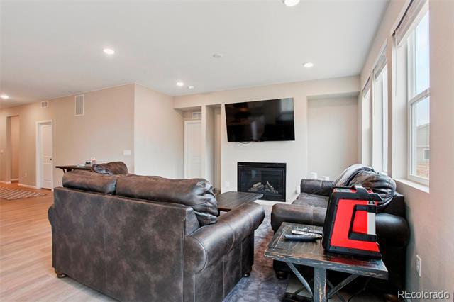 Building Photo - 4140 Lake St