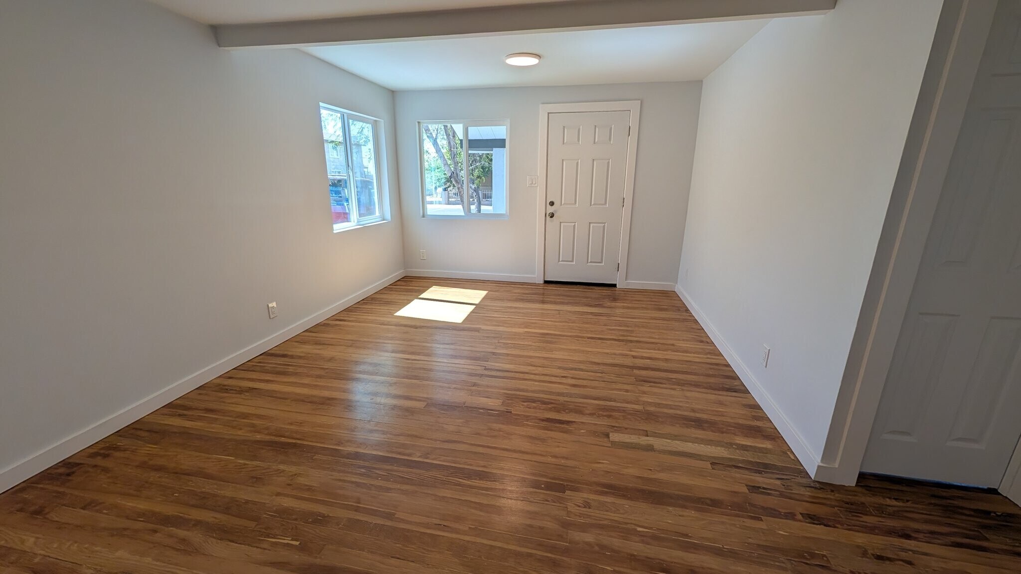 Building Photo - 1406 W Vogel Ave