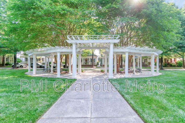 Building Photo - 10484 Alexander Martin Ave