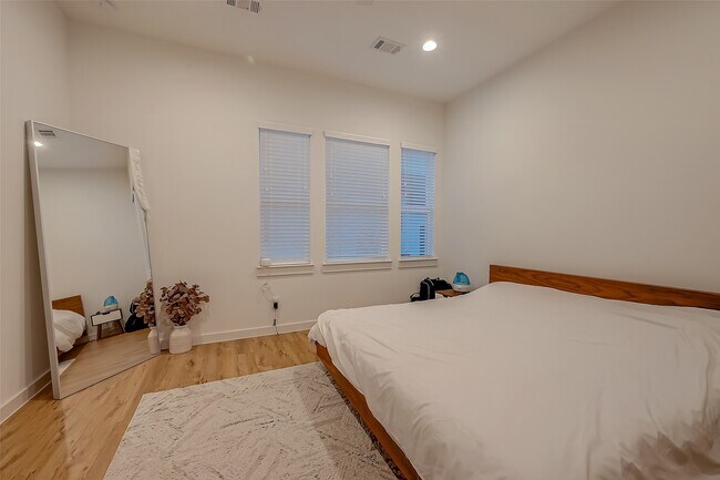 Building Photo - 8911 Knoll Villas St