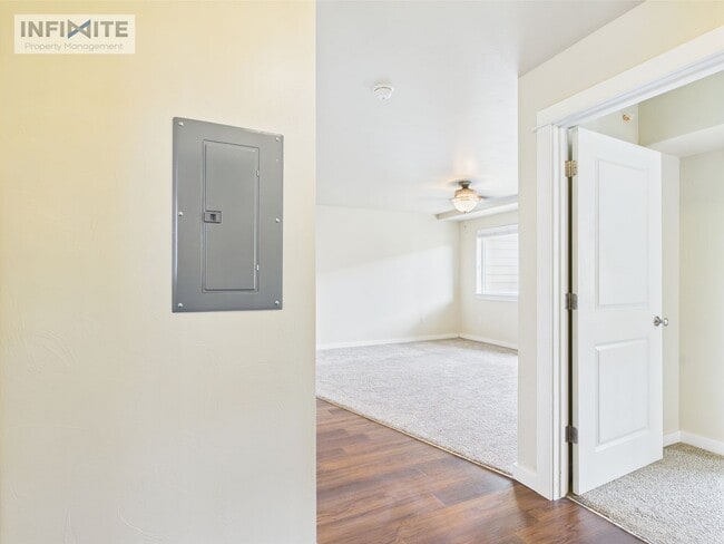 Building Photo - Cute As A Button 2 Bedroom Condo on Baxter Lane!