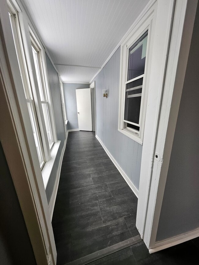 Building Photo - Lower 2 bedroom unit East Side