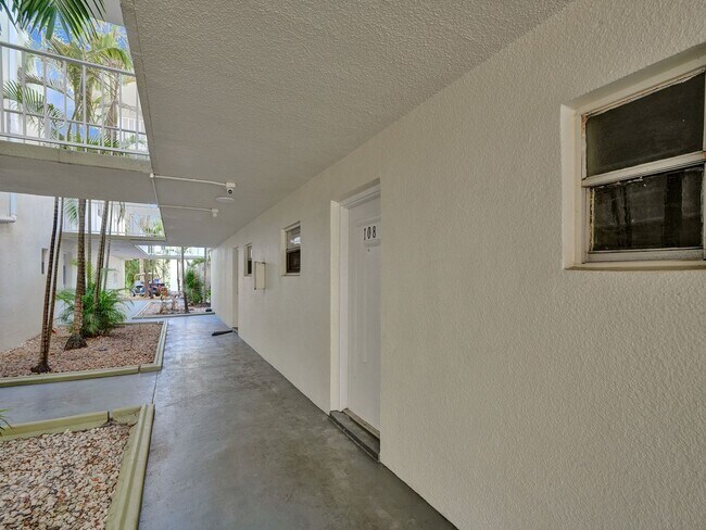 Building Photo - Renovated & Updated 2 Bed/2 Bath Condo with Patio – Prime Springcrest Location!