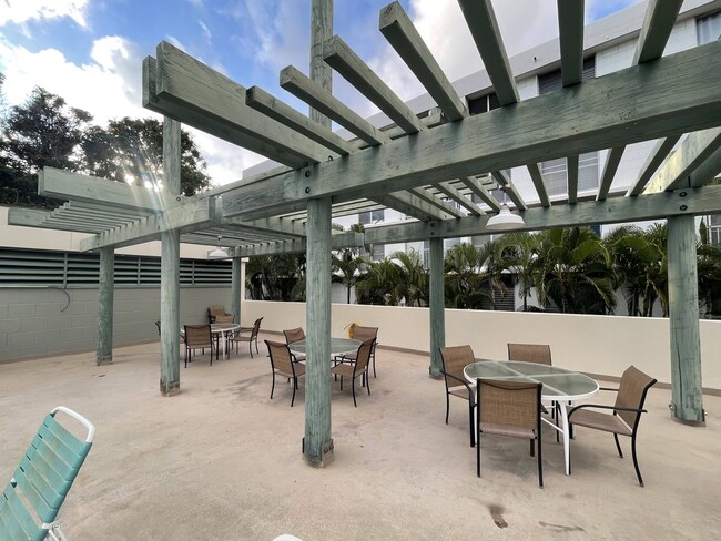 Building Photo - 2 Bed, 1 Bath, 2 Parking in Moiliili, Swim...