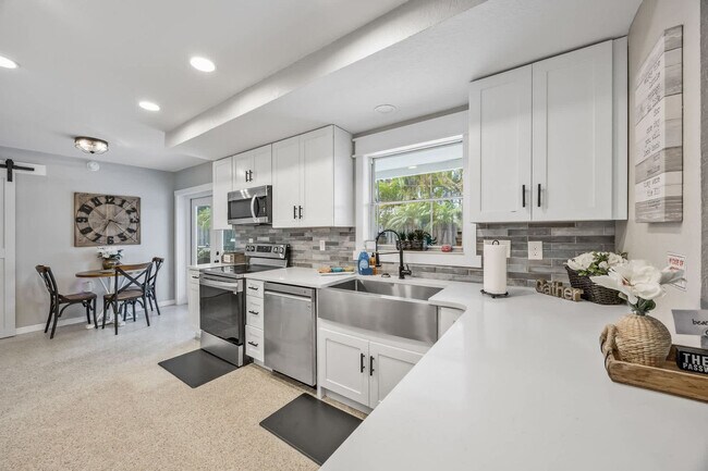 Building Photo - 366 W Osceola Ln