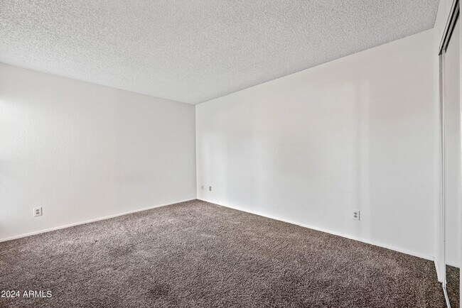 Building Photo - 4211 E Palm Ln