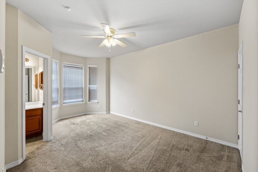 Building Photo - Lakeridge 4 bed/4bath August 2026 Move In! On Bus Route!