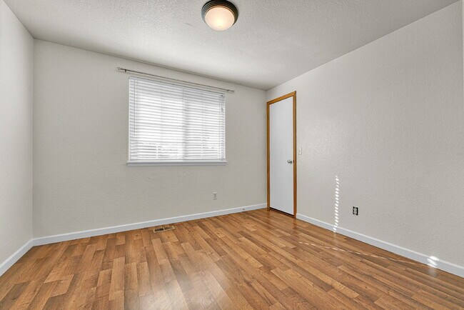 Building Photo - $3,250.00 - 5 Bed, 3.5 Bath Home in Aurora with in unit Laundry and Fenced in Yard!