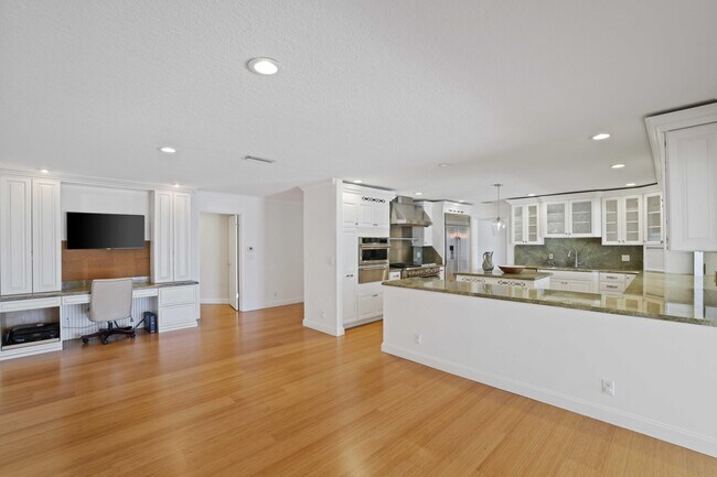 Building Photo - 2204 Notre Dame Dr