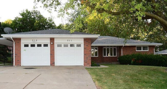 Primary Photo - 211 Lakewood Dr